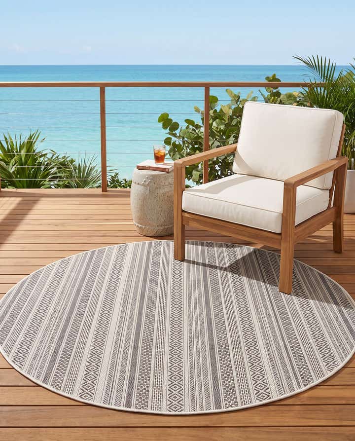 5' 3 x 5' 3 Easy-Clean Striped Indoor / Outdoor Round Rug
