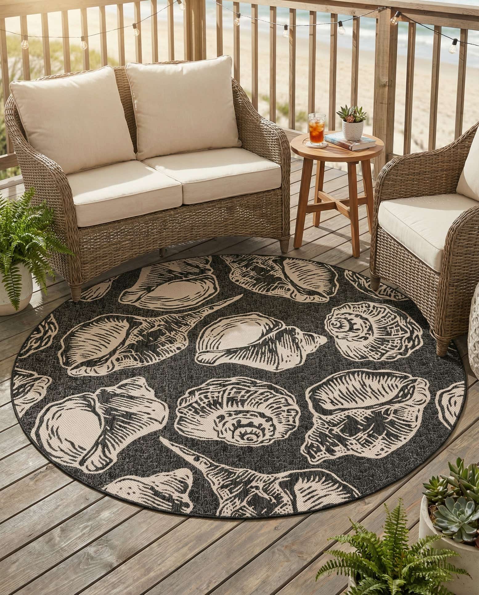 7' 10 x 7' 10 Easy-Clean Coastal Indoor / Outdoor Round Rug