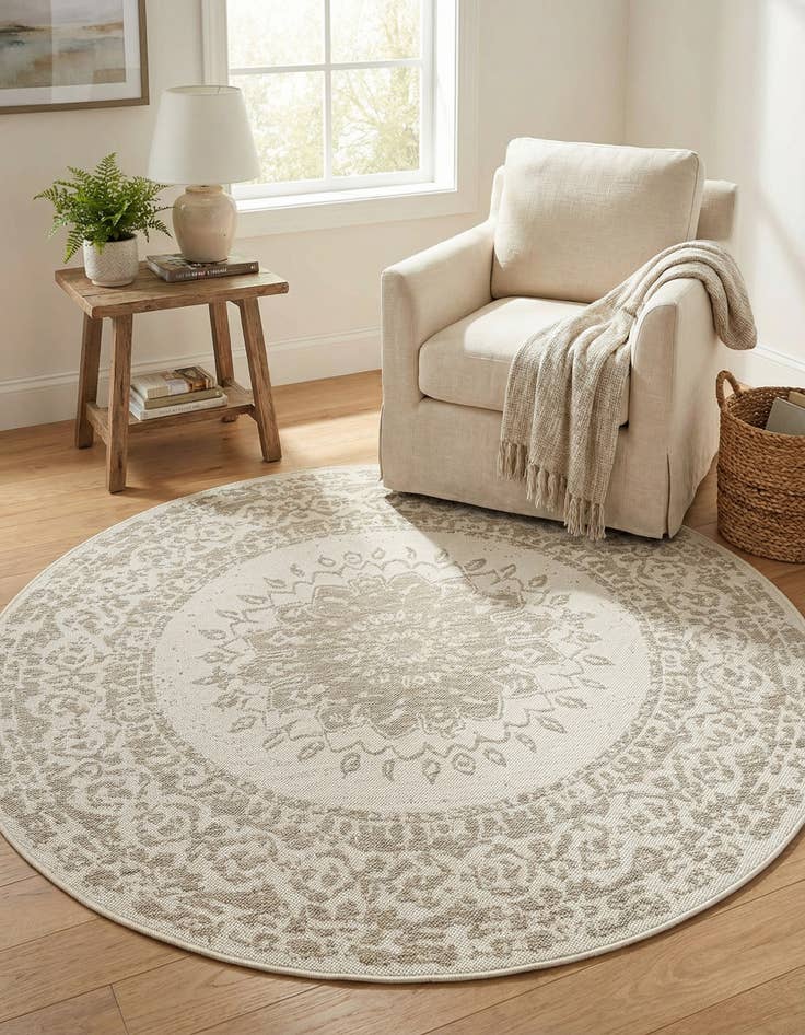 Detail image of 6' x 6' Easy-Clean Traditional Indoor / Outdoor Round Rug
