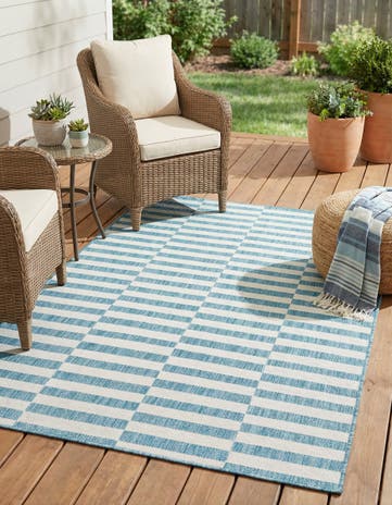 4' x 6' Easy-Clean Striped Indoor / Outdoor Rug