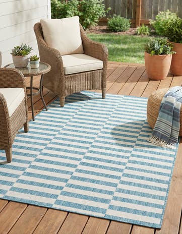 4' x 6' Easy-Clean Striped Indoor / Outdoor Rug