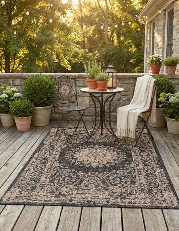4' x 6' Easy-Clean Traditional Indoor / Outdoor Rug