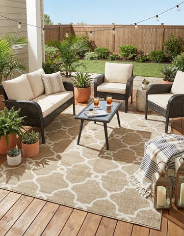 7' x 10' Easy-Clean Lattice Indoor / Outdoor Rug