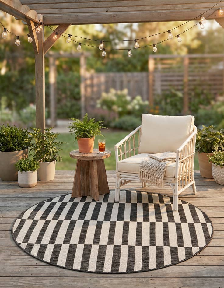 Detail image of 4' x 4'  Washable Striped Indoor / Outdoor Round Rug