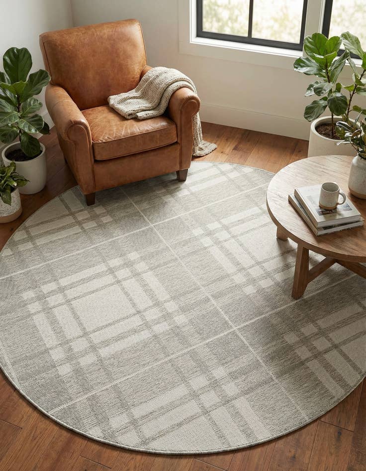 Detail image of 6' x 6'  Washable Checkered Indoor / Outdoor Round Rug