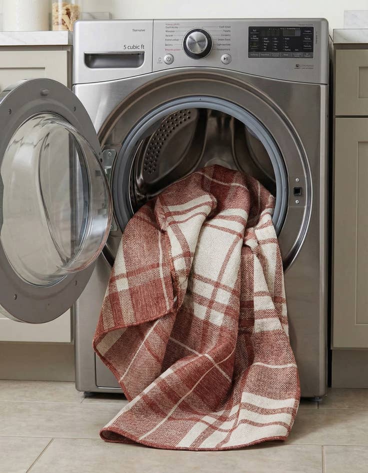 Detail image of 6' x 6'  Washable Checkered Indoor / Outdoor Round Rug