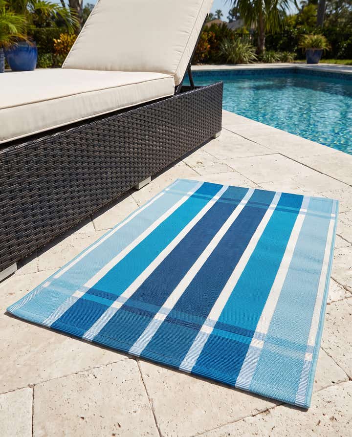 2' x 3' Easy-Clean Ribbon Indoor / Outdoor Rug