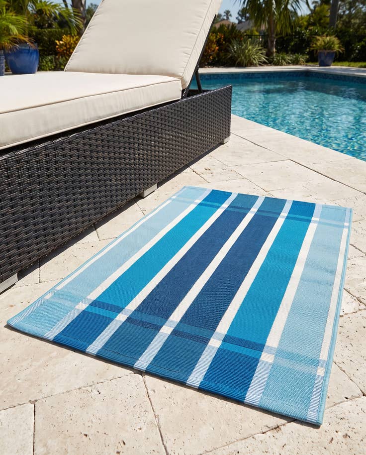 Detail image of 2' x 3' Easy-Clean Ribbon Indoor / Outdoor Rug