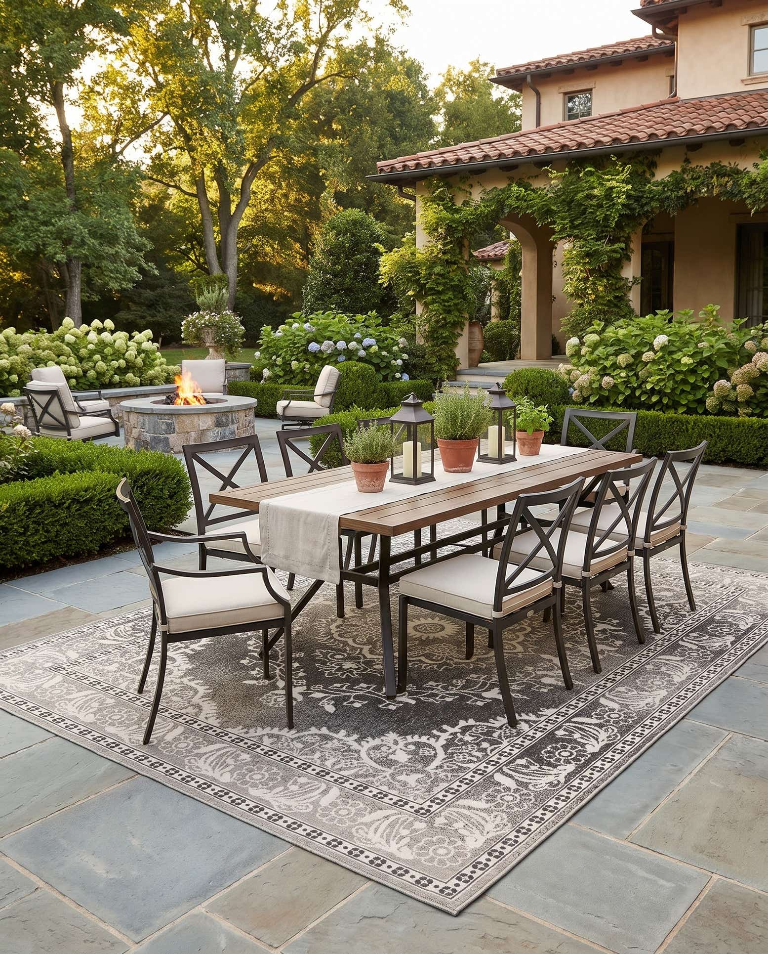 275cm x 365cm Easy-Clean Traditional Indoor / Outdoor Rug