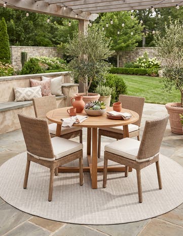 6' x 6' Easy-Clean Checkered Indoor / Outdoor Round Rug
