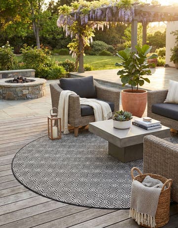 7' 10 x 7' 10 Easy-Clean Lattice Indoor / Outdoor Round Rug