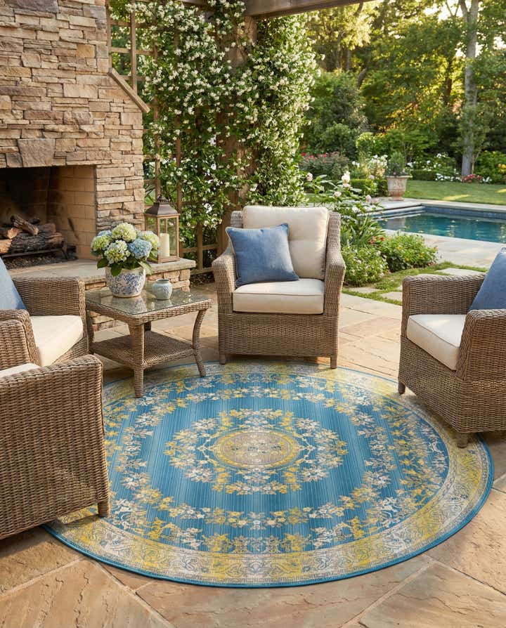 7' 10 x 7' 10 Easy-Clean Traditional Indoor / Outdoor Round Rug