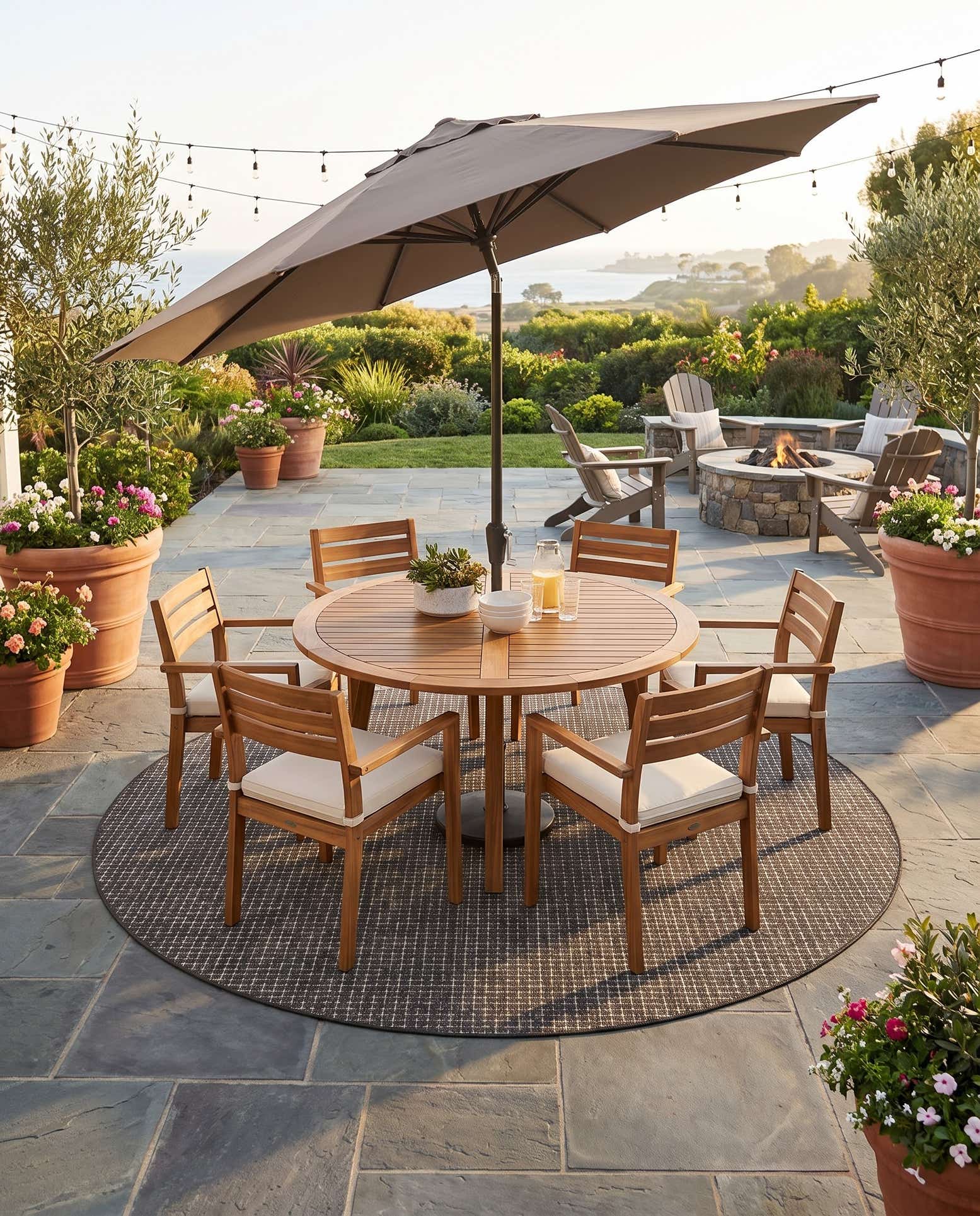 7' 10 x 7' 10 Easy-Clean Checkered Indoor / Outdoor Round Rug