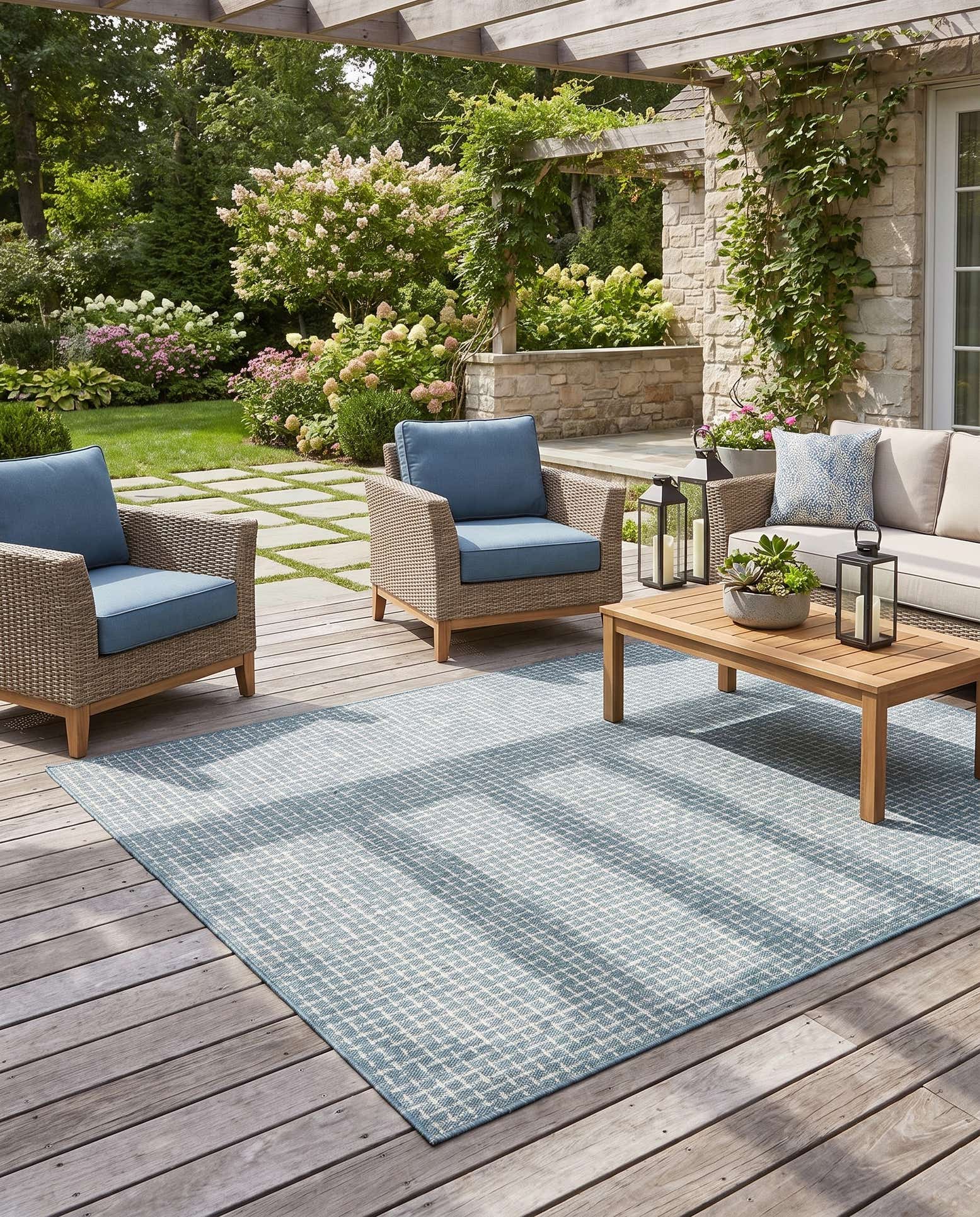 5' 3 x 8' Easy-Clean Checkered Indoor / Outdoor Rug