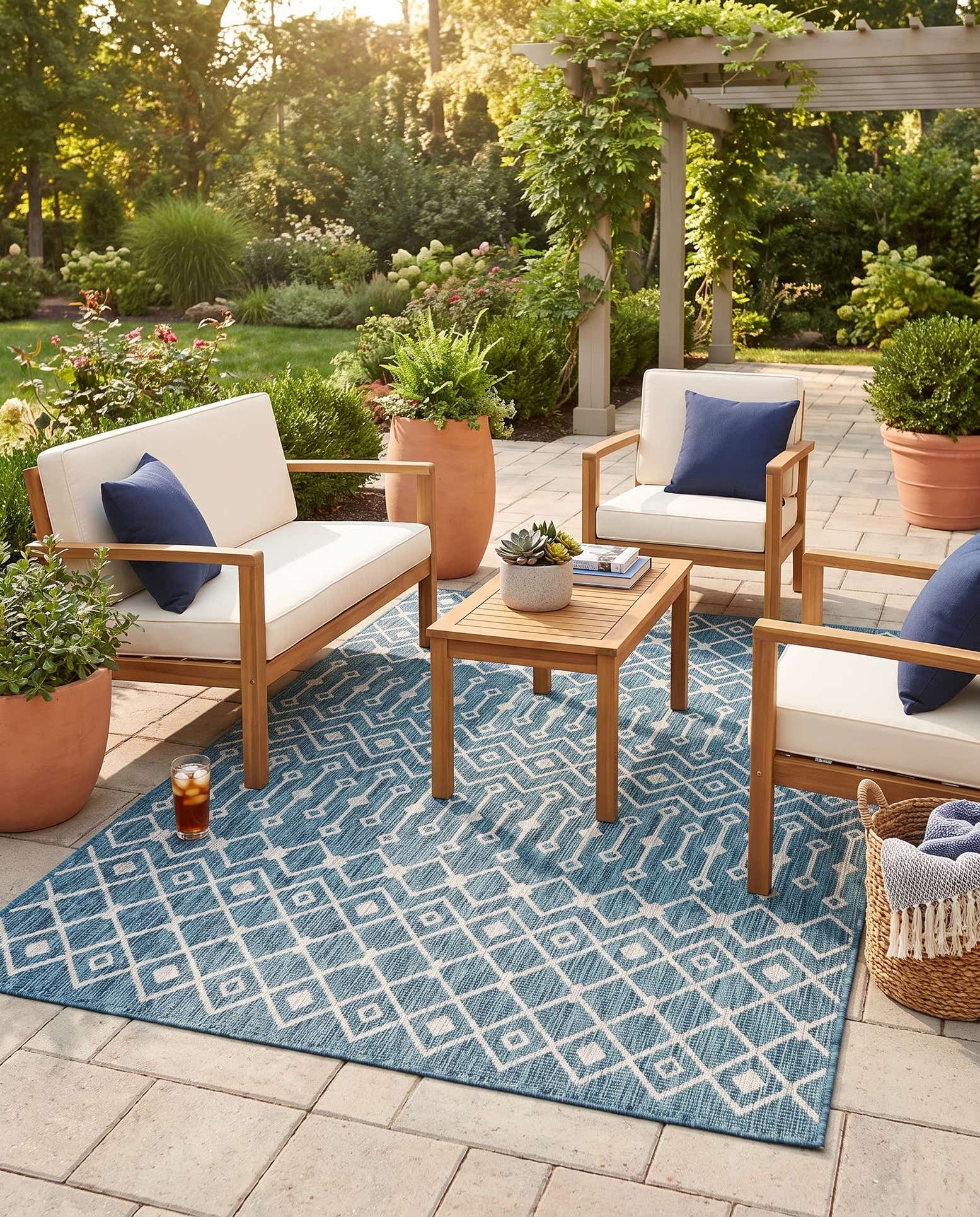 7' x 10' Easy-Clean Trellis Indoor / Outdoor Rug