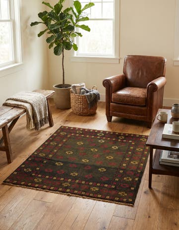 4' 2 x 4' 2 Hand Knotted Sumak Wool Square Rug
