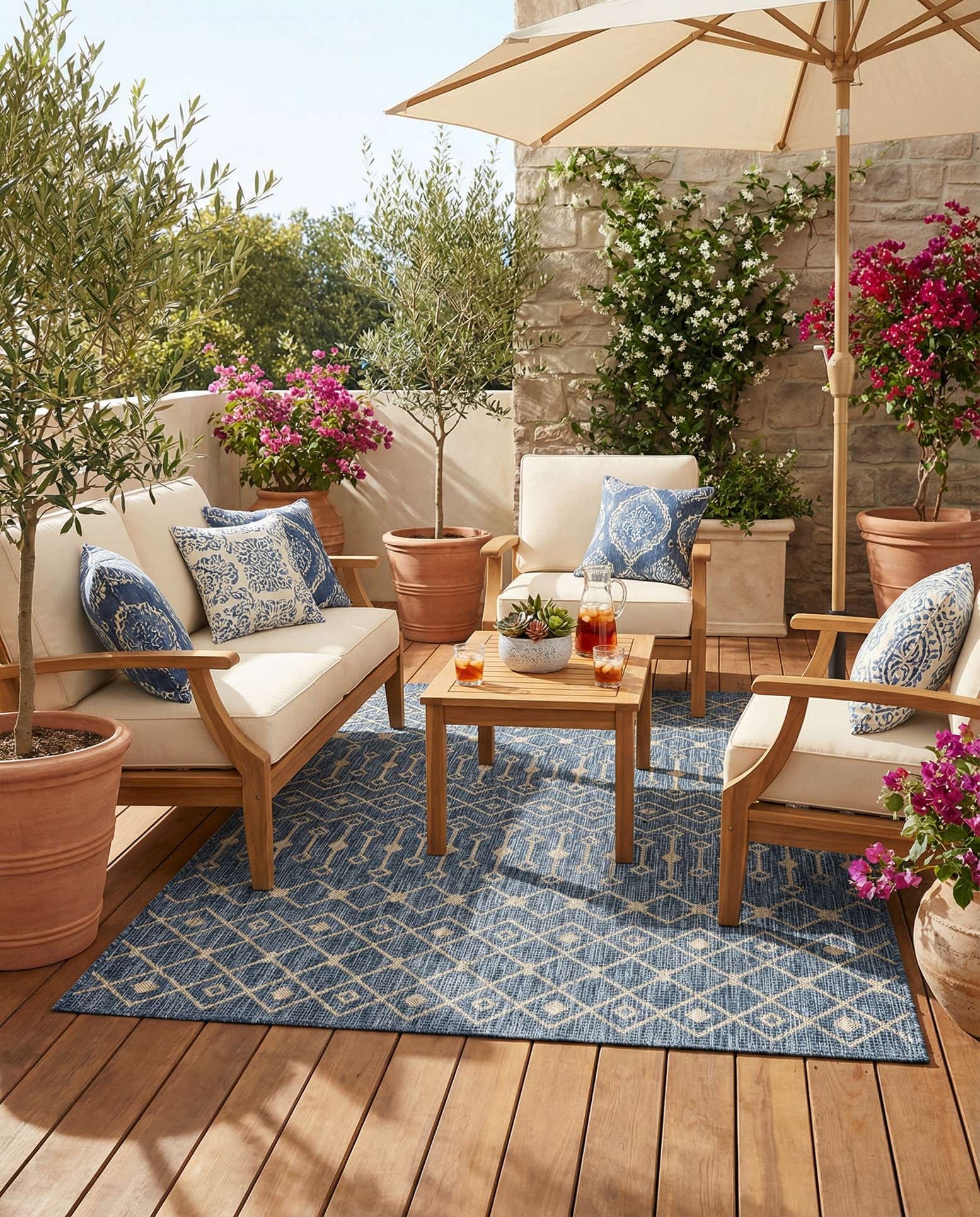 5' 3 x 8' Easy-Clean Lattice Indoor / Outdoor Rug