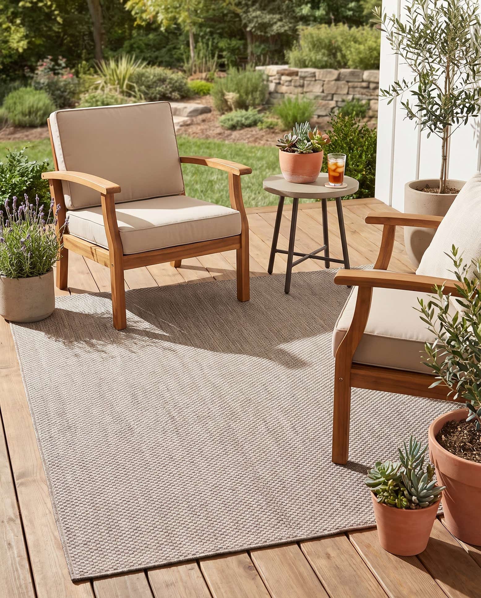 6' 1 x 6' 1 Easy-Clean Solid Indoor / Outdoor Square Rug