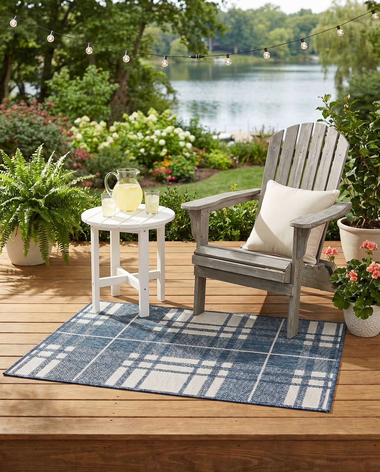 2' x 3' Easy-Clean Checkered Indoor / Outdoor Rug