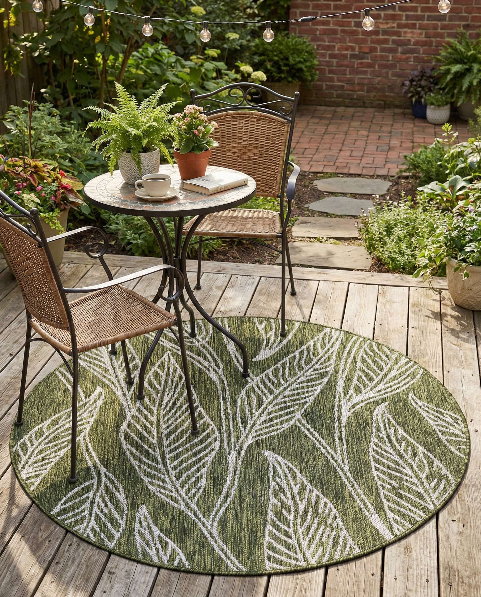 4' x 4' Easy-Clean Botanical Indoor / Outdoor Round Rug