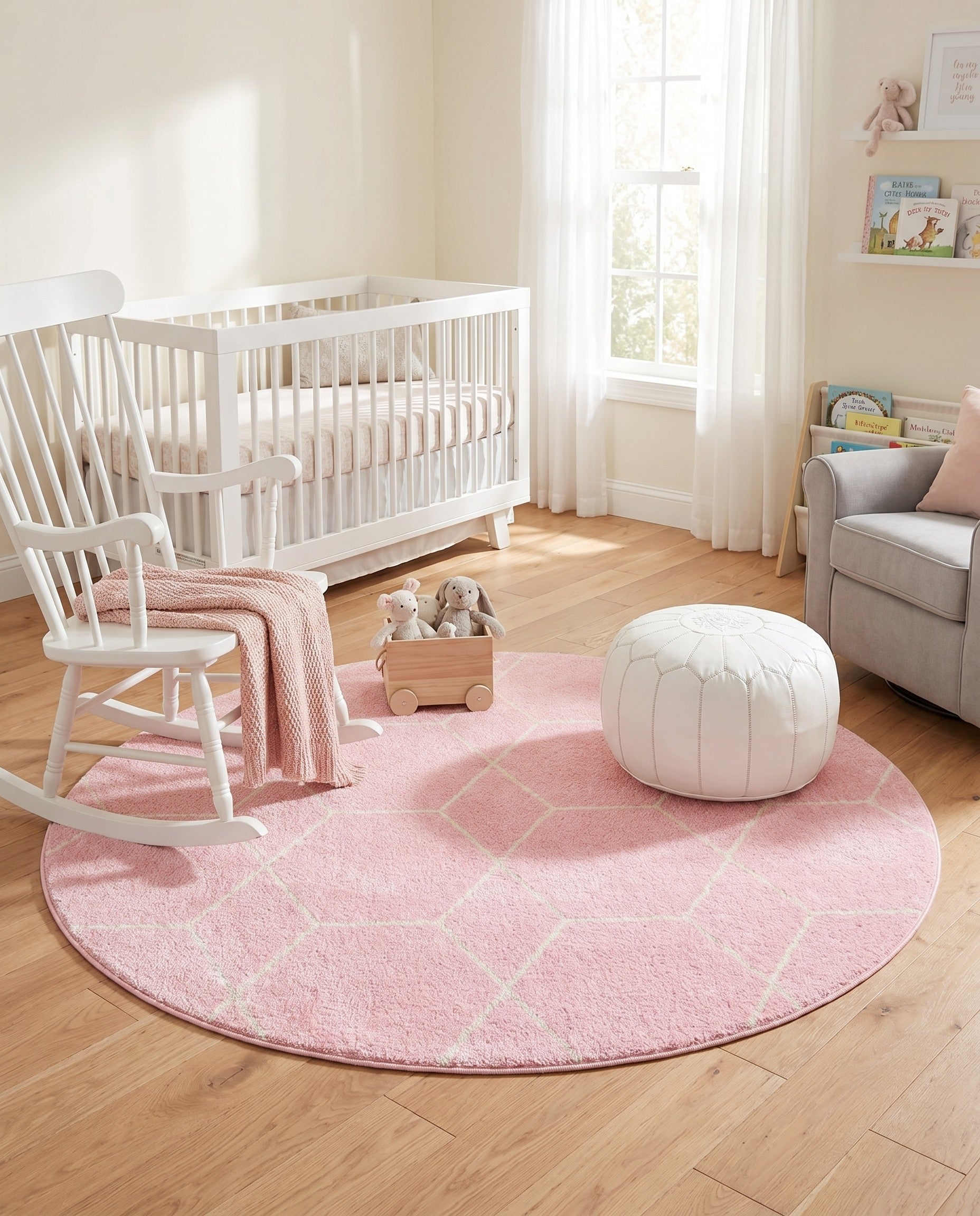 5' 3 x 5' 3 Lattice Frieze Round Rug