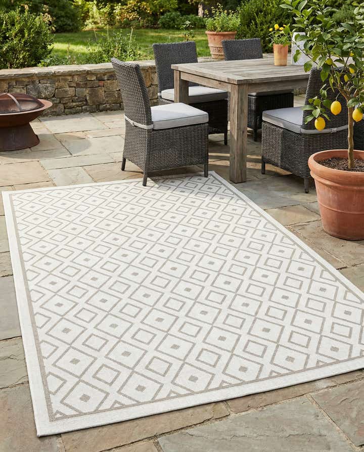 5' 3 x 8' Easy-Clean Lattice Indoor / Outdoor Rug