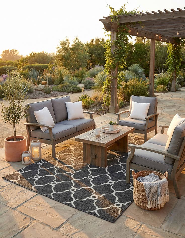 Detail image of 5' x 8' Washable Lattice Indoor / Outdoor Rug