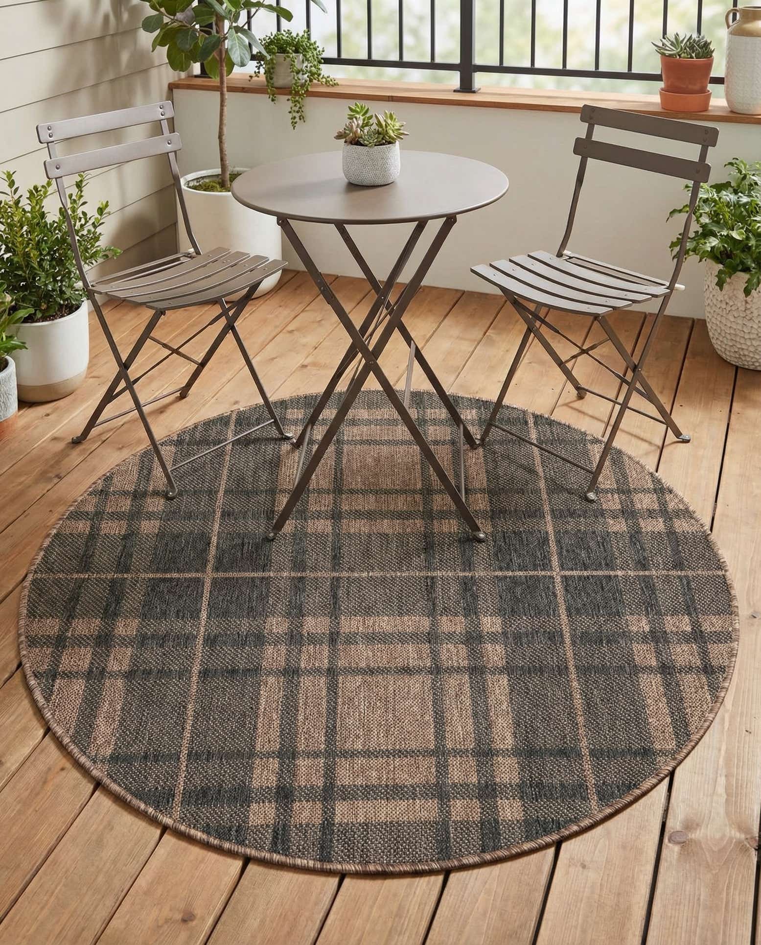 4' x 4' Easy-Clean Checkered Indoor / Outdoor Round Rug