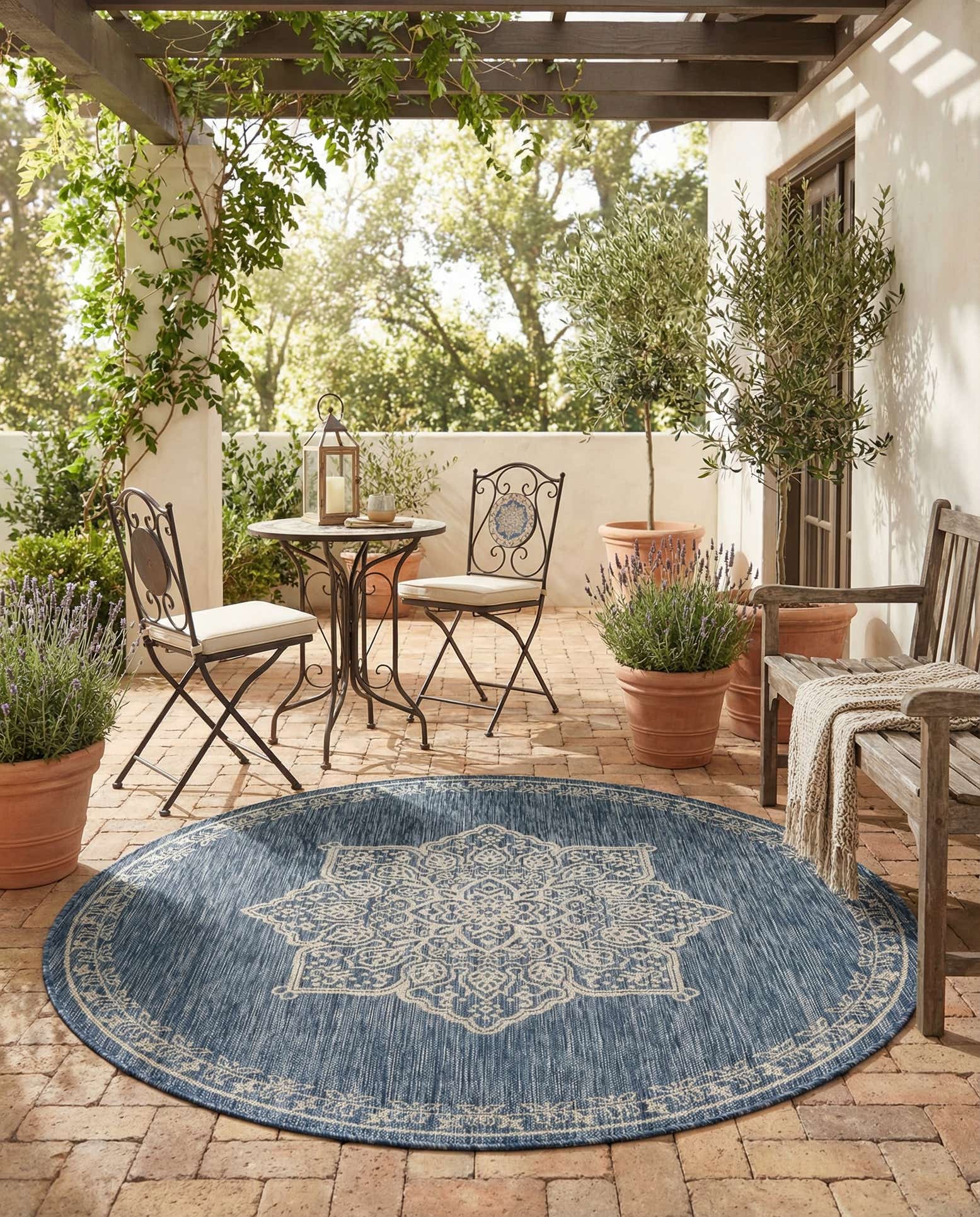 5' 3 x 5' 3 Easy-Clean Traditional Indoor / Outdoor Round Rug