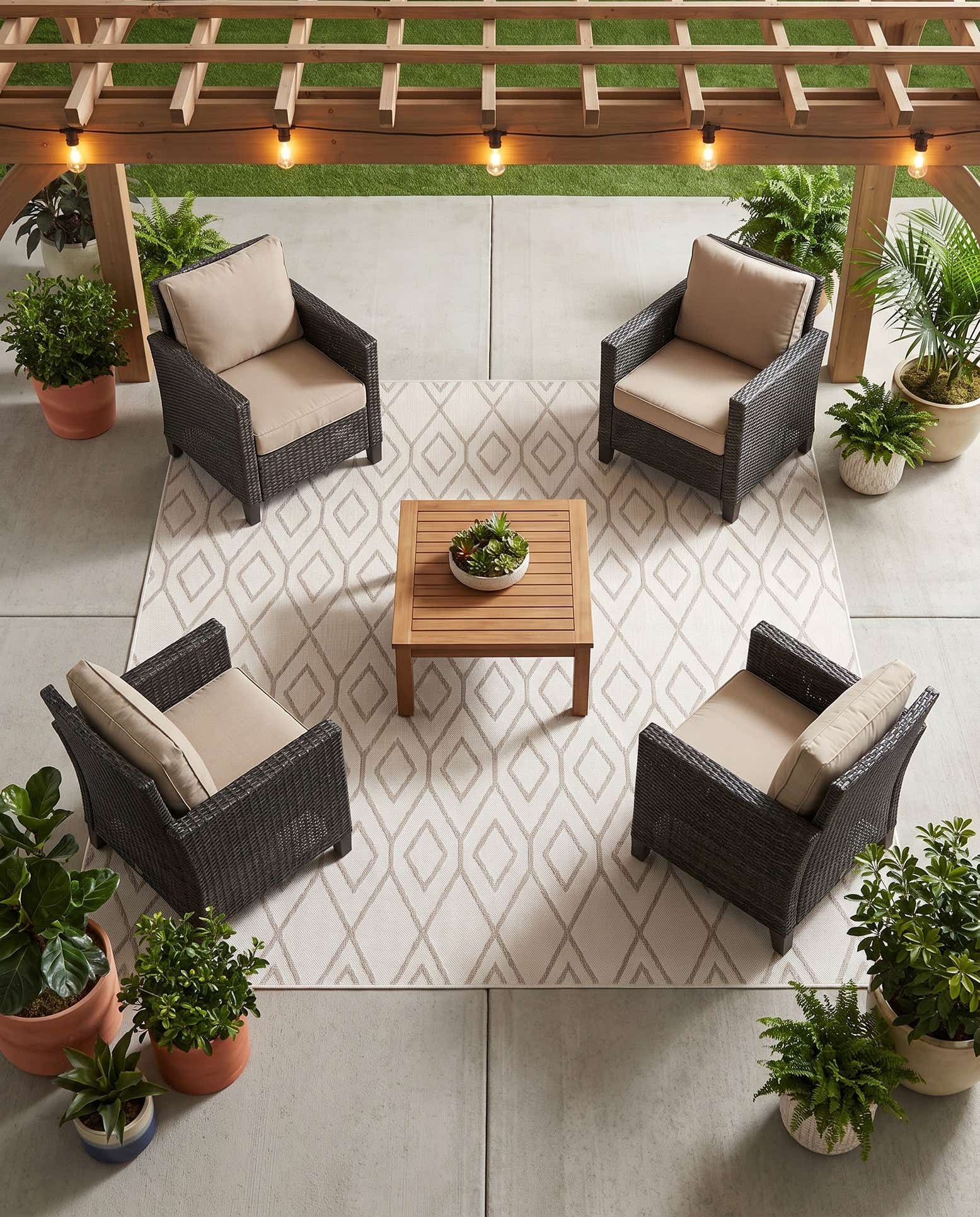 7' 10 x 7' 10 Easy-Clean Jill Zarin Indoor / Outdoor Square Rug