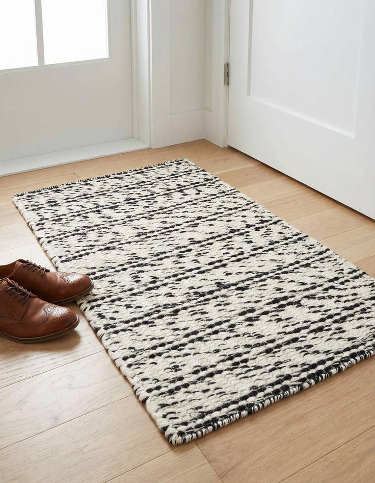 Detail image of 2' 1 x 3' Hand Woven Seaside Pearl Jute Rug