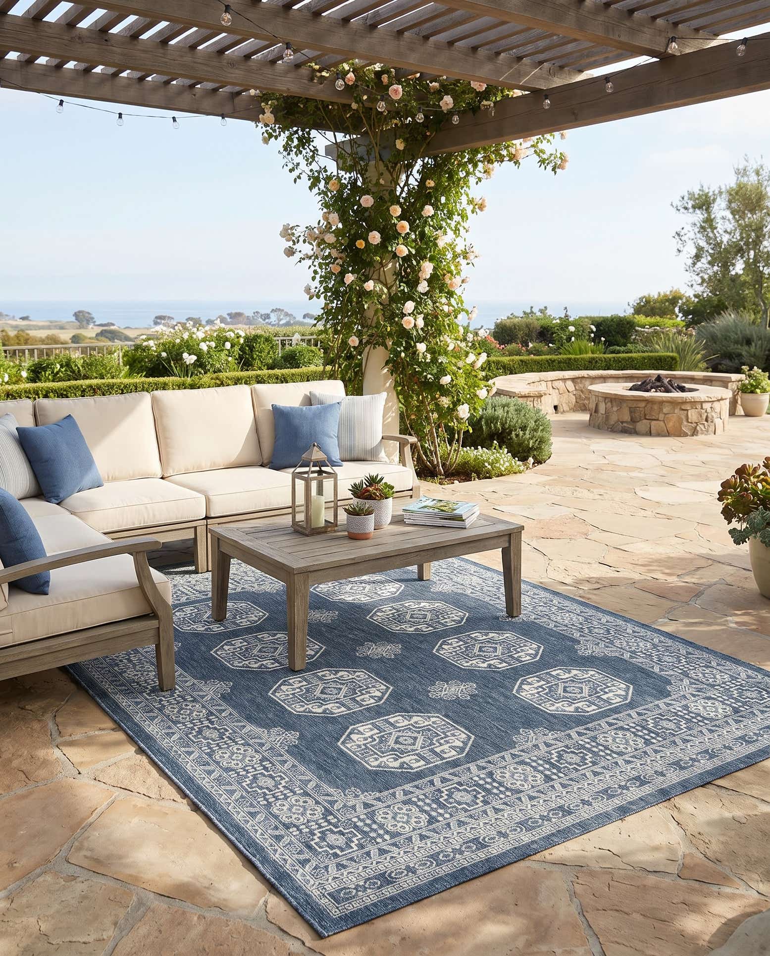 6' x 9' Easy-Clean Traditional Indoor / Outdoor Rug
