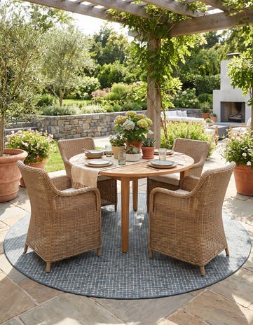 7' 10 x 7' 10 Easy-Clean Checkered Indoor / Outdoor Round Rug