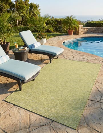 Green Easy-Clean Solid Indoor / Outdoor Rug