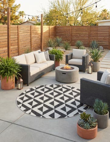 7' x 7' Easy-Clean Jill Zarin Indoor / Outdoor Round Rug