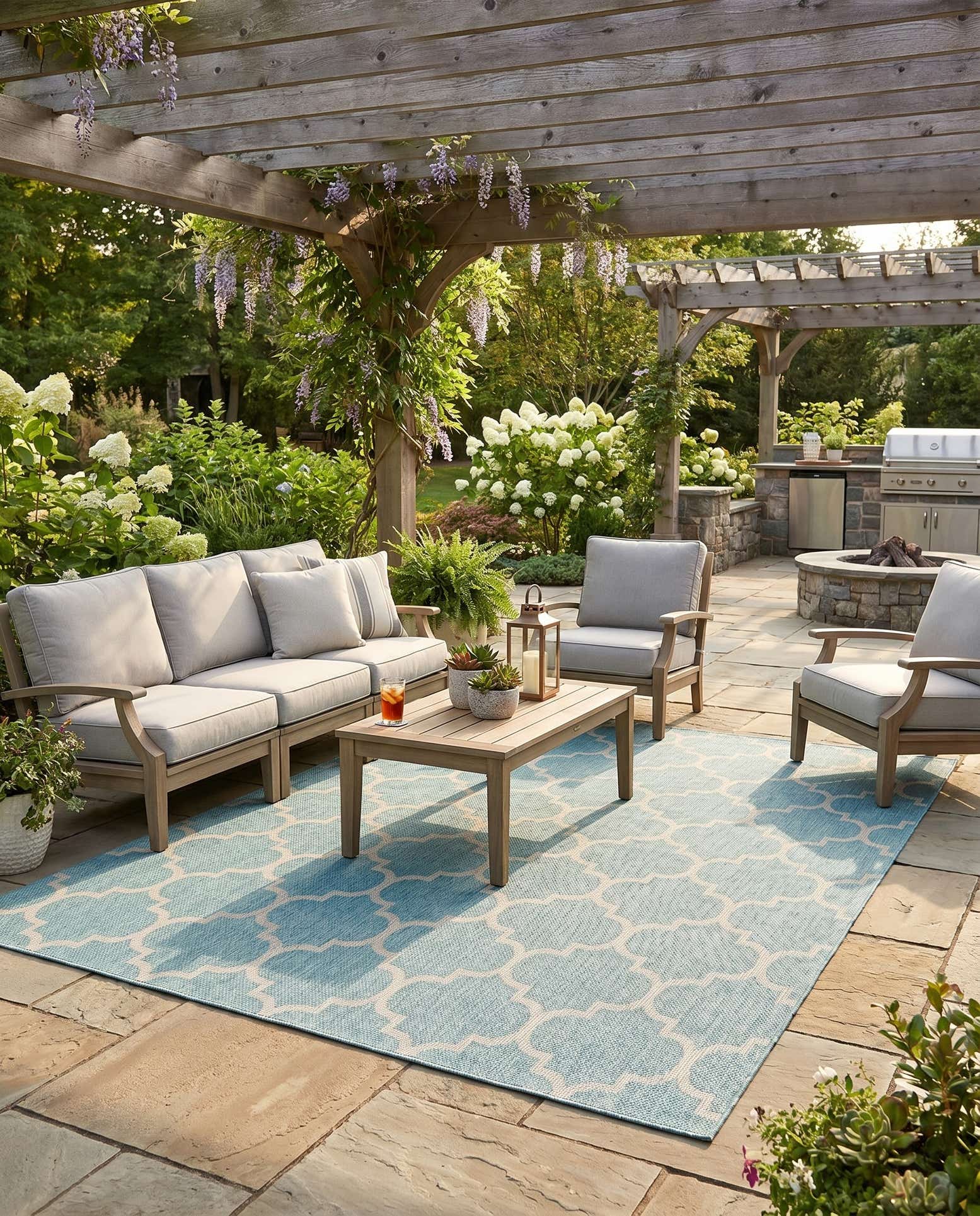 7' 10 x 10' Easy-Clean Lattice Indoor / Outdoor Rug