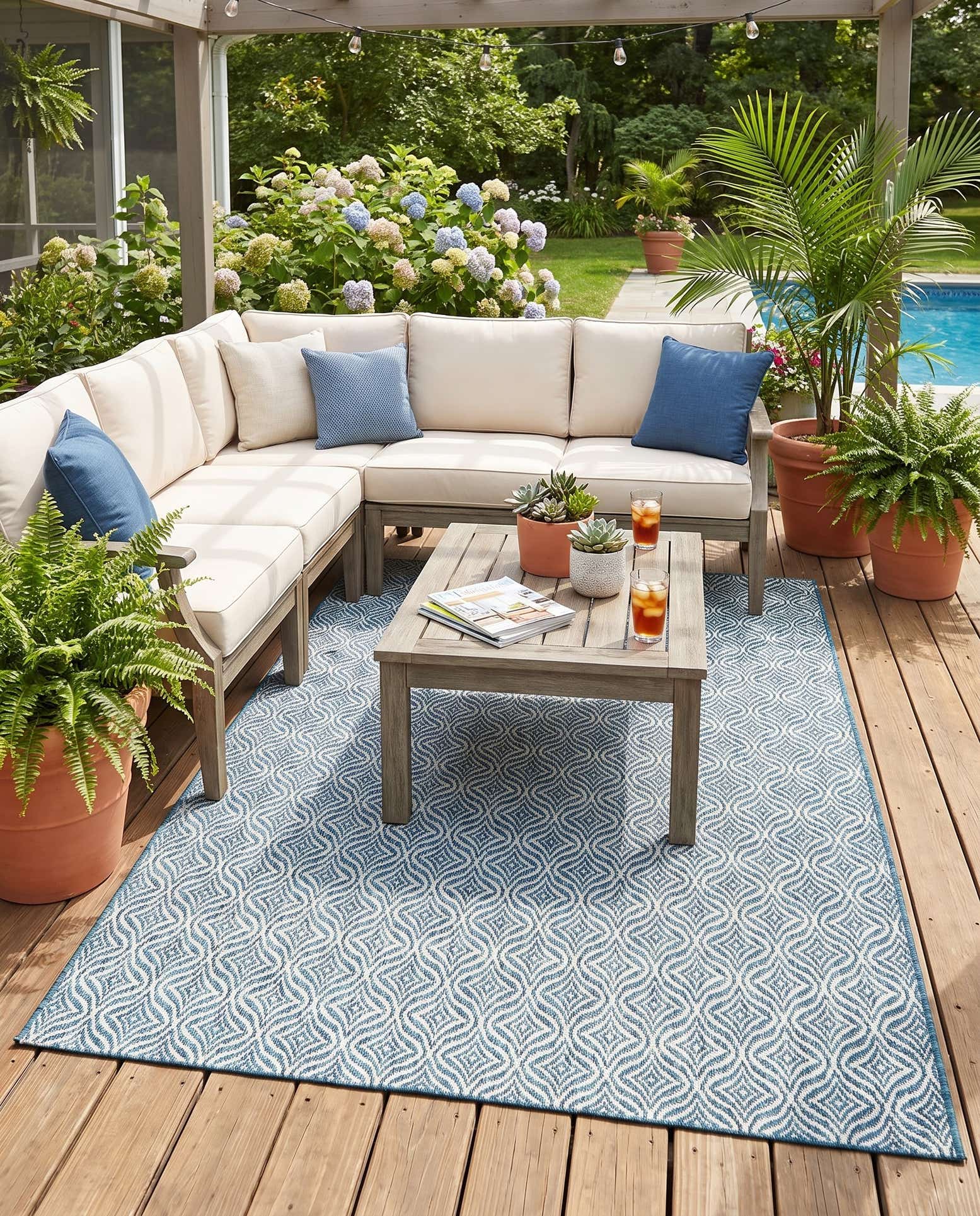 5' 3 x 8' Easy-Clean Lattice Indoor / Outdoor Rug