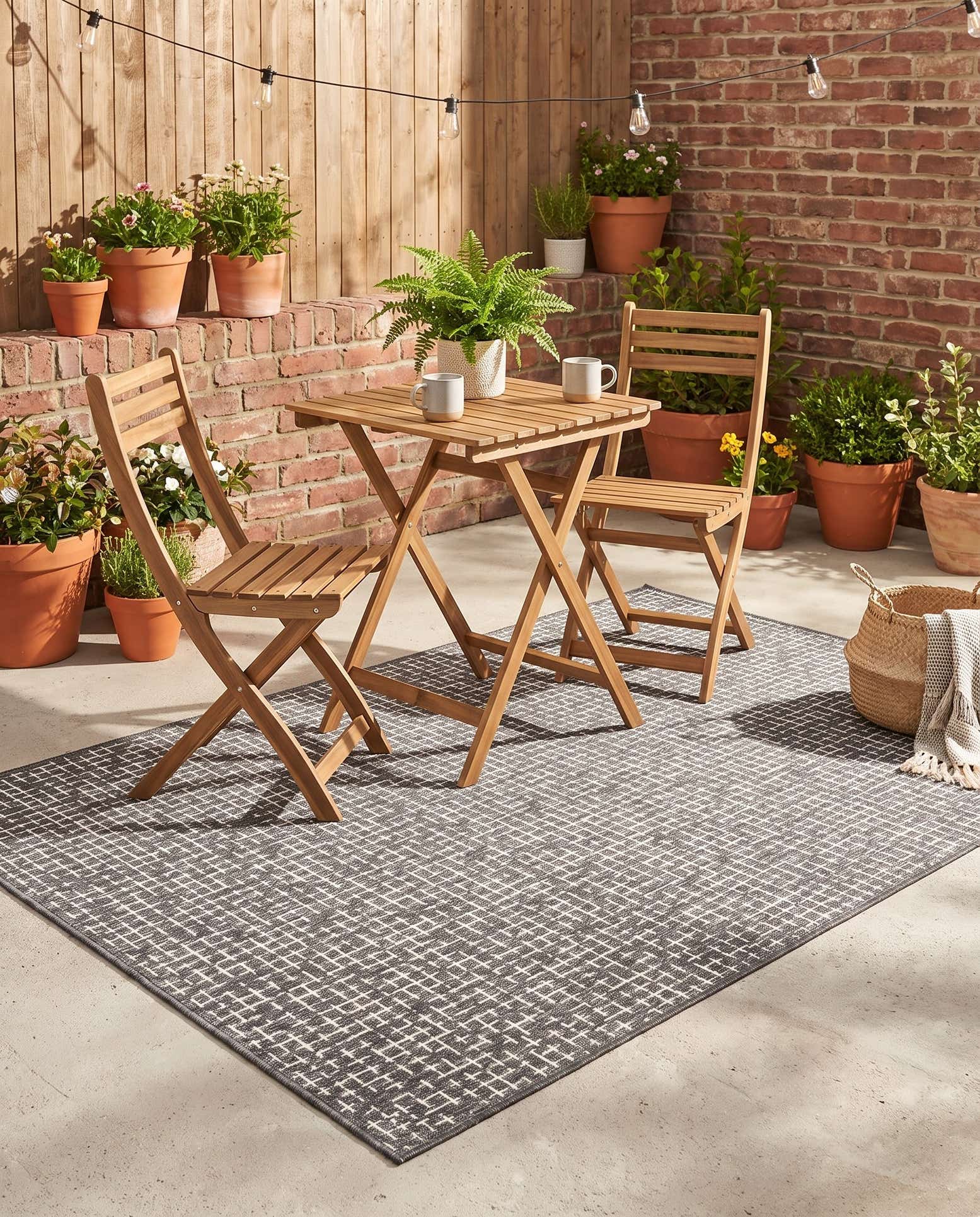 4' x 6' Easy-Clean Checkered Indoor / Outdoor Rug