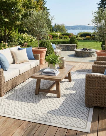 7' 10 x 10' Easy-Clean Lattice Indoor / Outdoor Rug