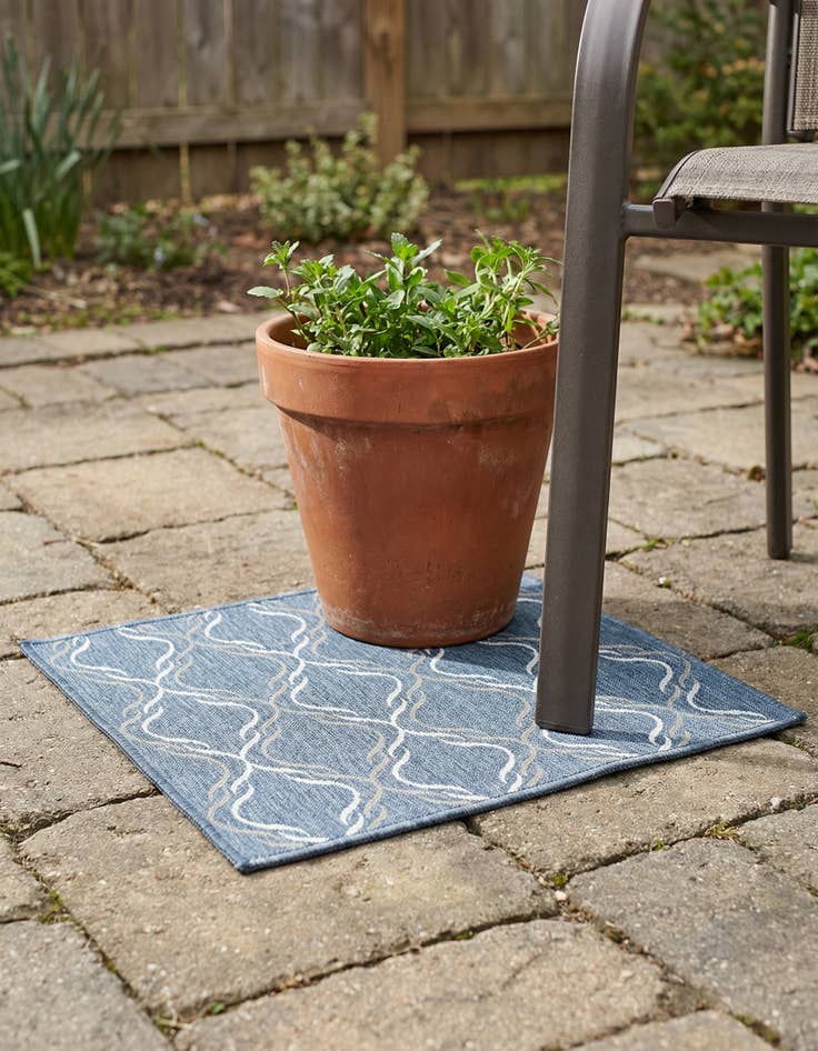 Detail image of 1' 3 x 1' 3 Washable Lattice Indoor / Outdoor Sample Rug