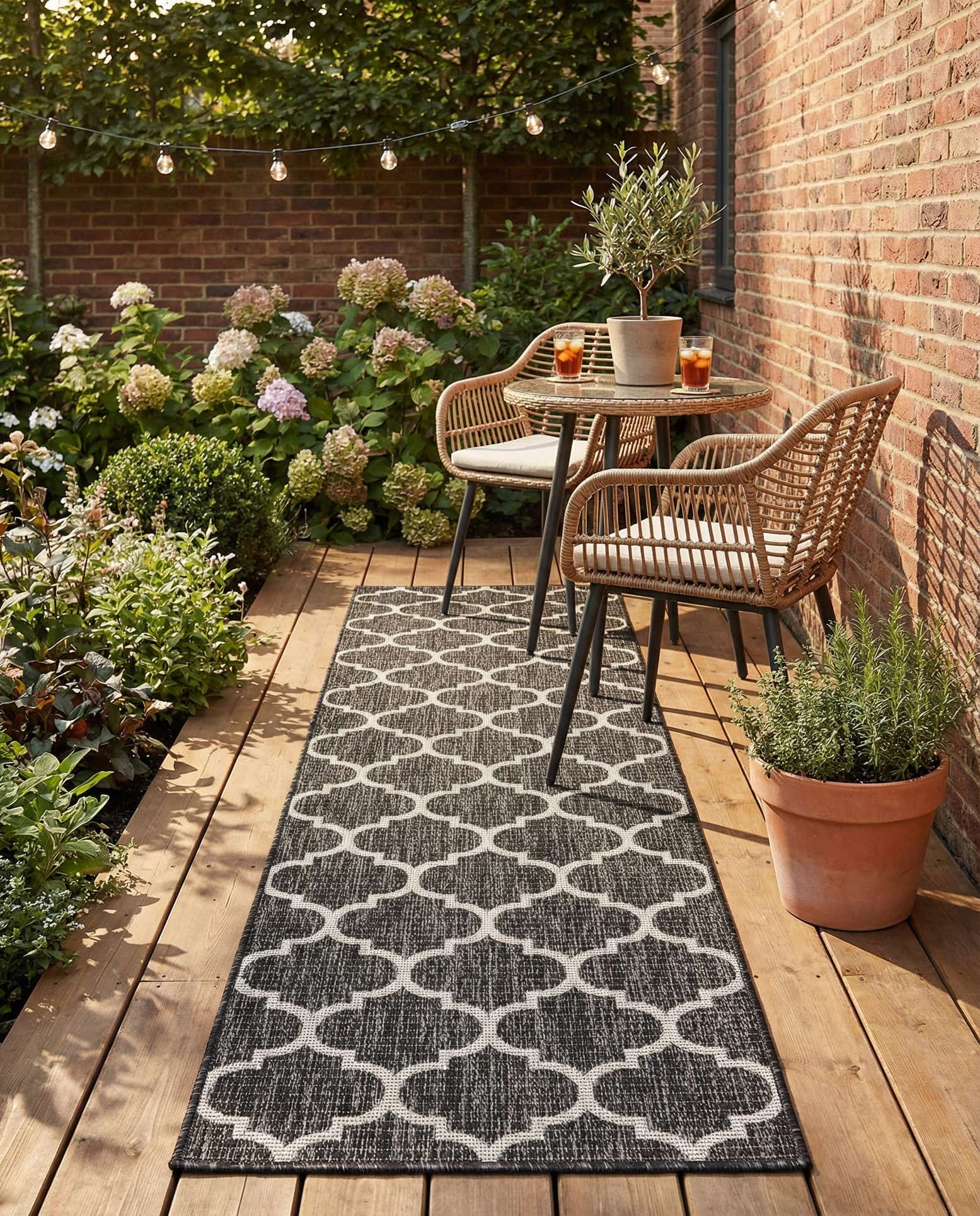 2' x 6' Easy-Clean Trellis Indoor / Outdoor Runner Rug
