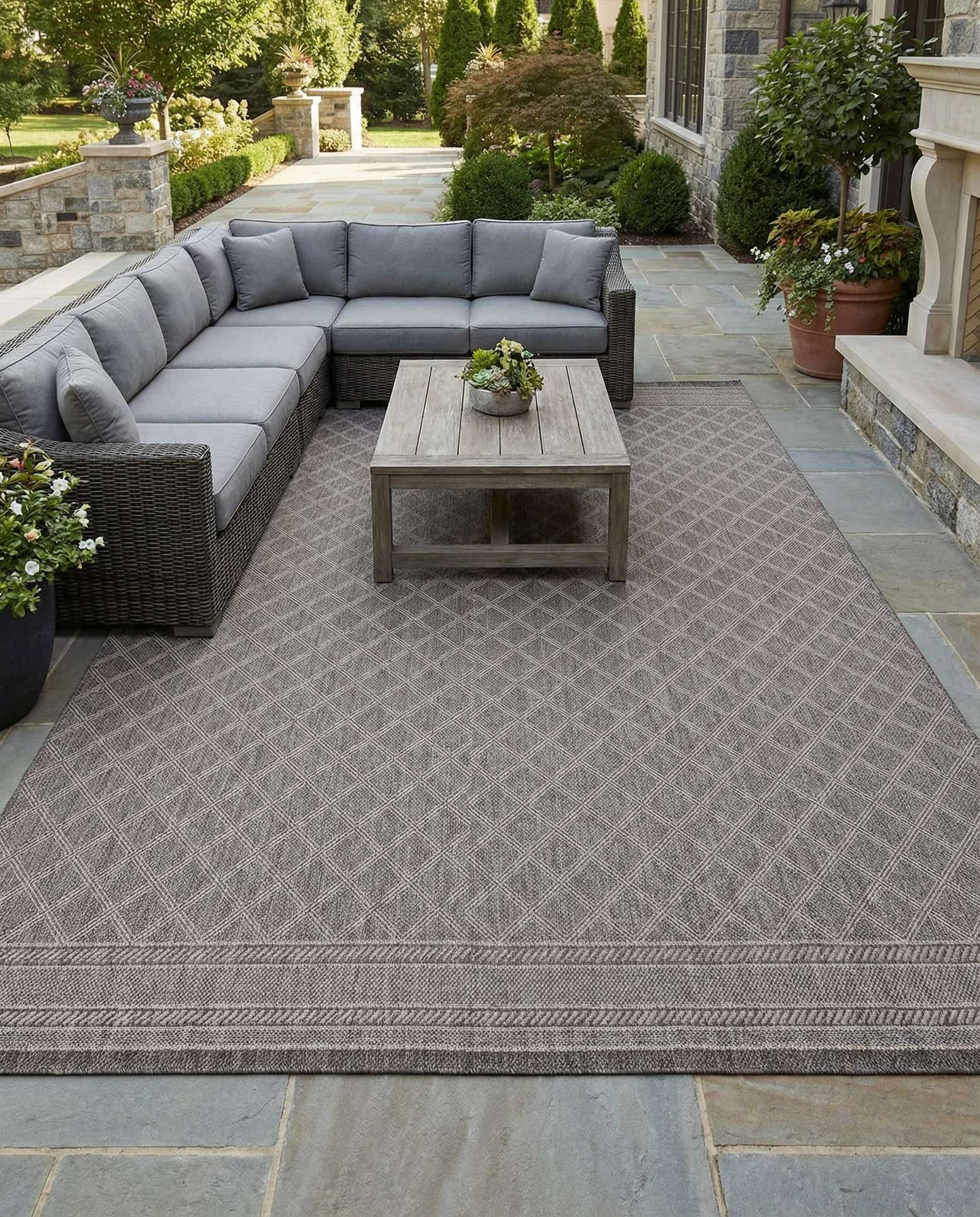 10' x 14' 1 Easy-Clean Trellis Indoor / Outdoor Rug