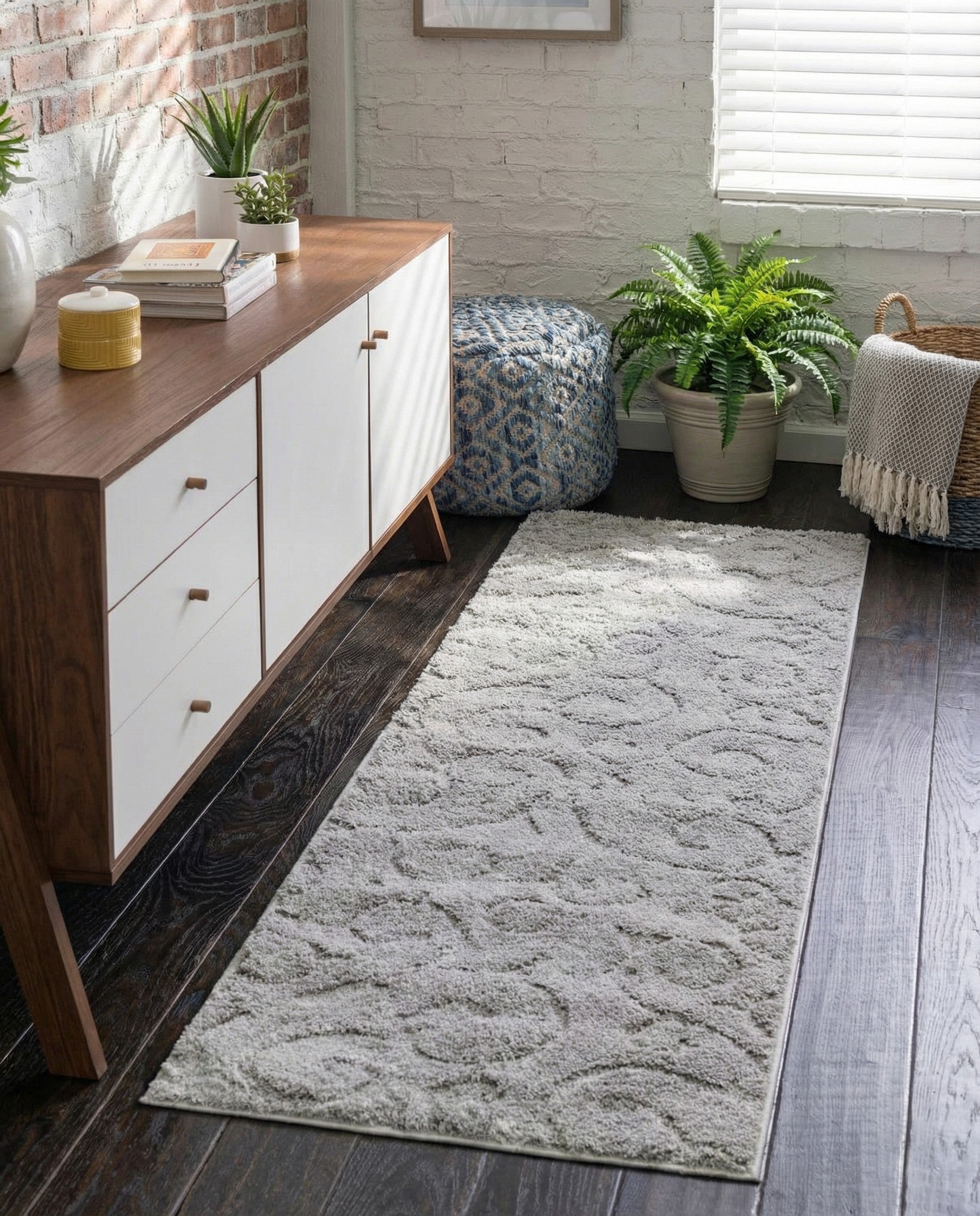 2' x 6' 9 Floral Shag Runner Rug