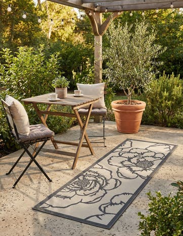 Gray Easy-Clean Botanical Indoor / Outdoor Runner Rug
