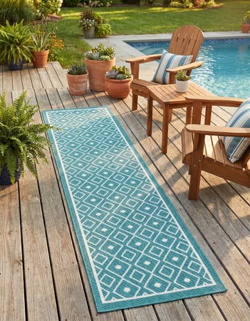 2' x 8' Easy-Clean Lattice Indoor / Outdoor Runner Rug