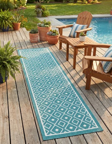 2' x 8' Easy-Clean Lattice Indoor / Outdoor Runner Rug