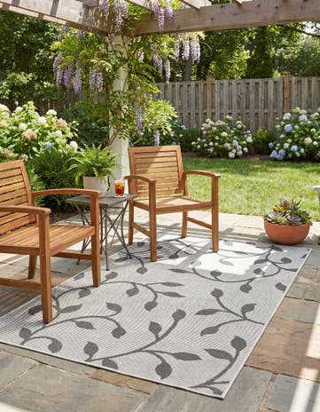 Gray Easy-Clean Botanical Indoor / Outdoor Rug