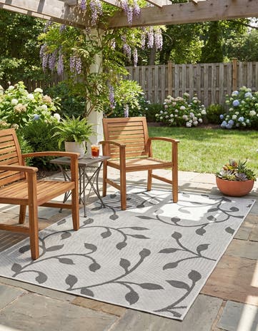 Gray Easy-Clean Botanical Indoor / Outdoor Rug