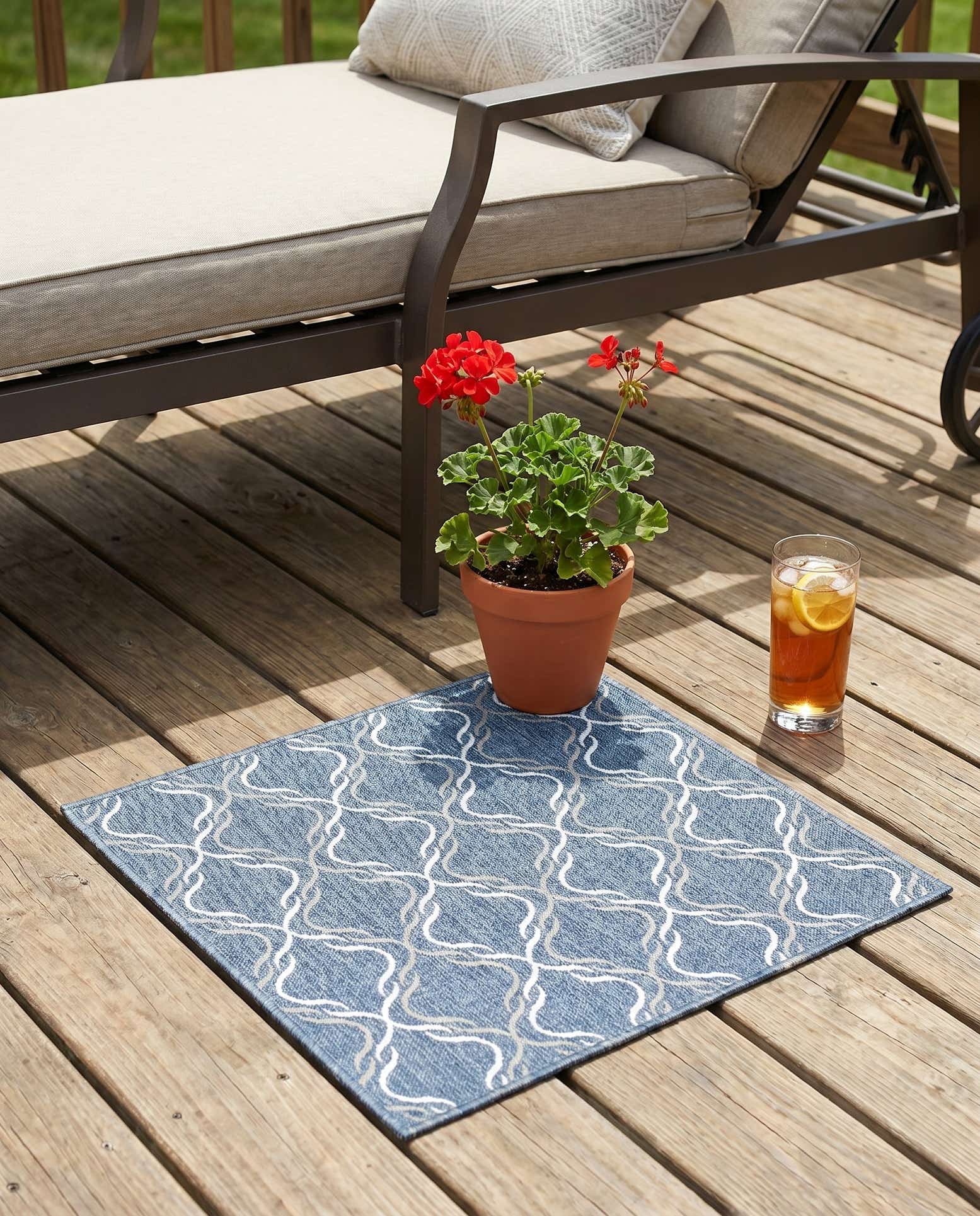 1' 3 x 1' 3 Easy-Clean Trellis Indoor / Outdoor Sample Rug