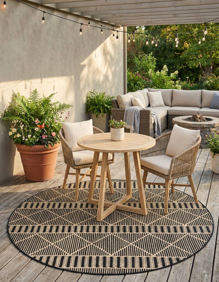 Detail image of 6' x 6' Washable Lattice Indoor / Outdoor Round Rug